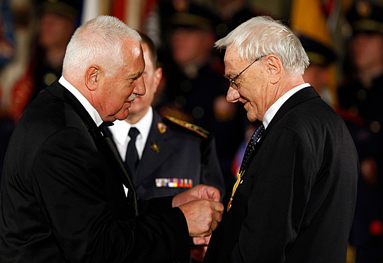 Marek Kopelent pebírá státní vyznamenání od Václava Klause