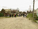 Lidé z vesniky u Saltovky picházejí pro humanitární pomoc, poskytovanou...
