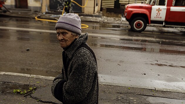 ena z domu zasaenho ruskm ostelovnm ek, a charkovt hasii uhas por.