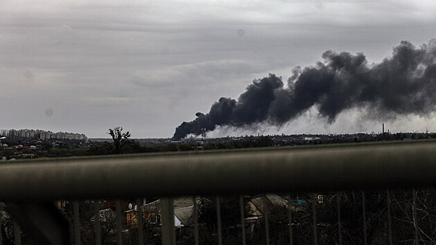 Požár po dopadu rakety, která mířila na sídlíště Saltovka.