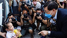 John Lee mluví k dítěti před volbami v Hongkongu. | na serveru Lidovky.cz | aktuální zprávy