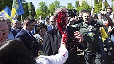Ruského velvyslance v Polsku Sergeje Andrejeva demonstranti polili červenou... | na serveru Lidovky.cz | aktuální zprávy