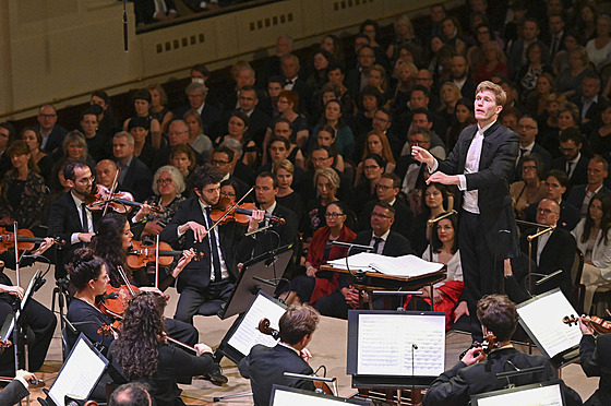 Symfonie malovaná �irokými tahy �t�tcem. Daniela Barenboima musel na zahájení...