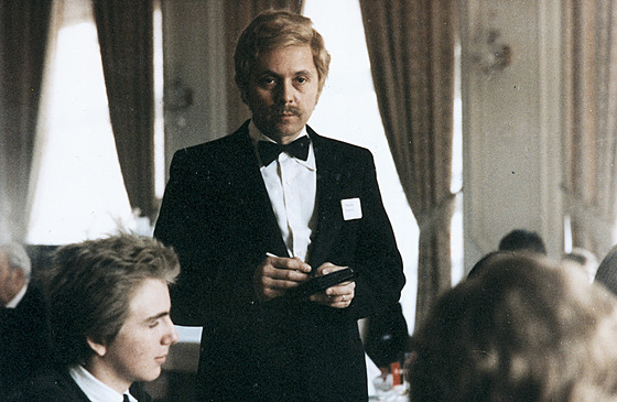 Vrchní, prchni! (1980). Ve slavné komedii Ladislava Smoljaka si Josef Abrhám...