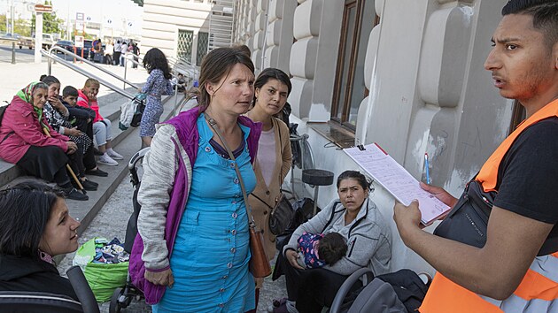 Uprchlíci z Ukrajiny čekají na Hlavním nádraží v Praze. | na serveru Lidovky.cz | aktuální zprávy