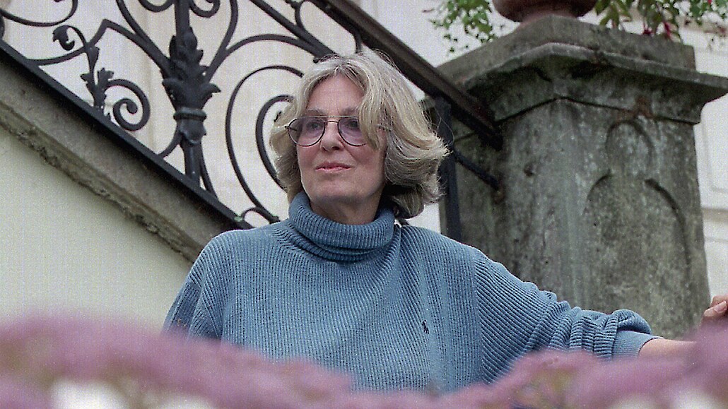 Hraběnka Diana Phipps Sternbergová před Častolovicemi v roce 2003