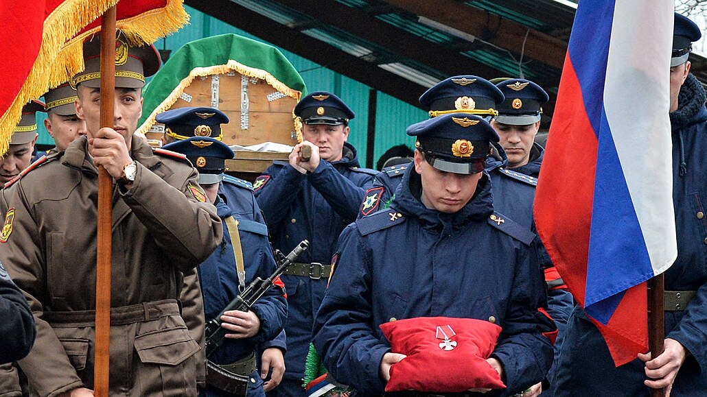 Pohřby ruských vojáků v rodném Kyrgyzstánu ukazují, že za agresi Ruska platí...