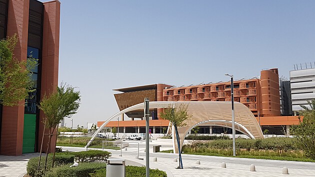 Město budoucnosti. Centrální náměstí ve studentském kampusu Masdar City v podání britského architekta Normana Fostera