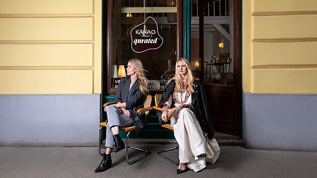 Concept store s vintage nábytkem a bytovými doplňky Qurated založily mezi lockdowny Ráchel Smékalová (vpravo) a Zuzana Hadáčková.