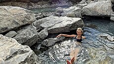 Hot springs - proh�átí ztuhlého t�la v horkých pramenech, které nám  doporu�il...