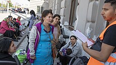 Uprchlíci z Ukrajiny čekají na Hlavním nádraží v Praze. | na serveru Lidovky.cz | aktuální zprávy