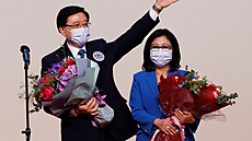 Nový správce Hongkongu John Lee krátce po svém zvolení na pódiu s manželkou | na serveru Lidovky.cz | aktuální zprávy