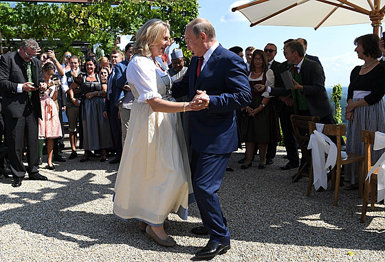 Smím prosit? Exministryn� Kneisslová tan�í v roce 2018 na své svatb� s ruským...