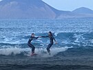 Mía a Gimmy surfující na Kanárských ostrovech, Lanzarote, 2022