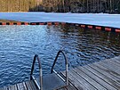 Jezero Suolijärvi se schdky pro otuilce, kteí po saun holdují plavání v...