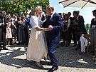 Smím prosit? Exministryn Kneisslová taní v roce 2018 na své svatb s ruským...
