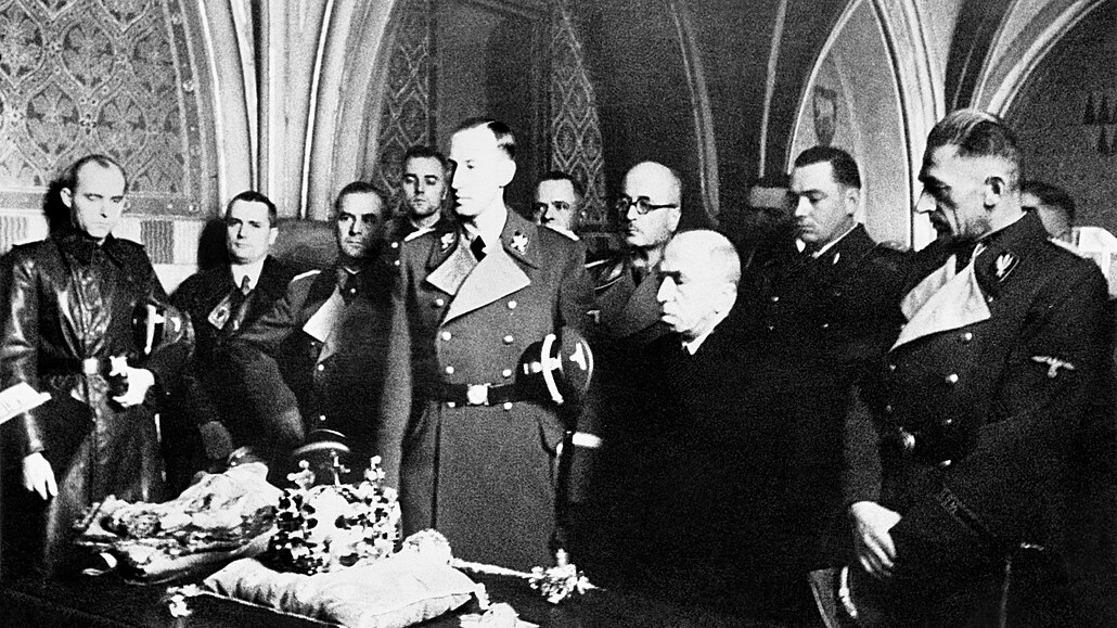 Heydrich převzal 19. listopadu 1941 od Emila Háchy klíce od korunovačních...