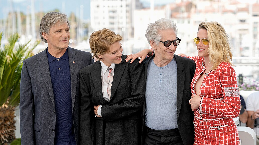 Zločiny budoucnosti. Nový film Davida Cronenberga (třetí zleva) spolu s ním...
