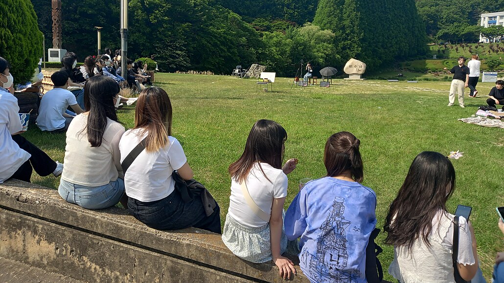 U kampusového jezírka se bhem festivalu studenti stídali v Korejci oblíbeném...