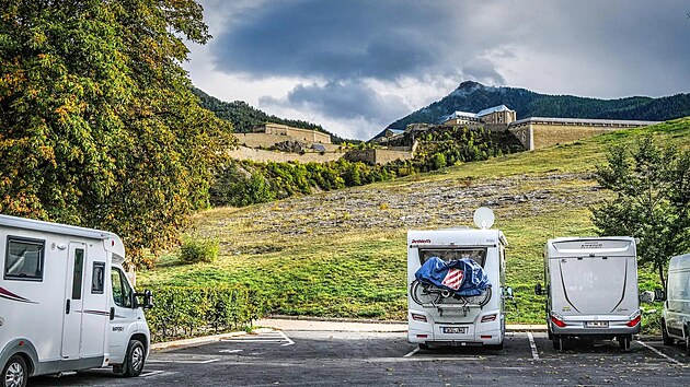 Dobr msta na pespn zdarma. Camper Parking Briancon v departementu Hautes Alpes, Francie, se nachz v centru msta. Je zde vyhrazeno asi 8 mst pro velk obytn vozy.