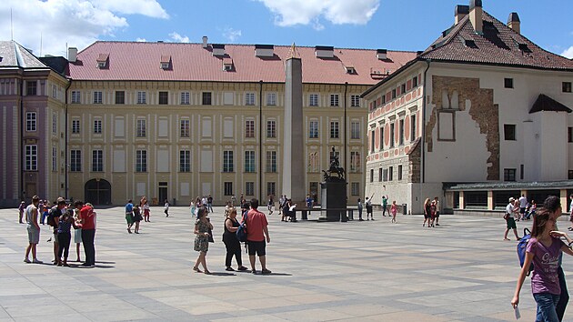 Epicentrum Hradu. Pod dlabou se na tetím nádvoí skrývají vykopávky základ...