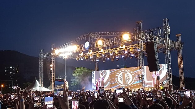 Show zan -mobily vzhru. Uprosted emblm univerzity, pro kterou bylo vystoupen PSY tekou za festivalem.