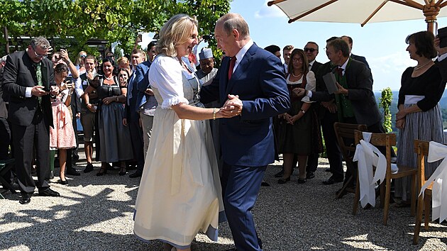 Smím prosit? Exministryn Kneisslová taní v roce 2018 na své svatb s ruským...