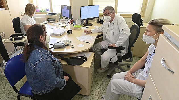 V ordinaci pro utečence se často potkávají pacienti z Ukrajiny, tlumočníci a...