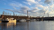 Západ slunce na jeze�e Pyhä v centru Tampere