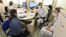 V ordinaci pro utečence se často potkávají pacienti z Ukrajiny, tlumočníci a...