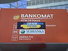 Bankomat Sberbank pomalovaný protiválenými nápisy