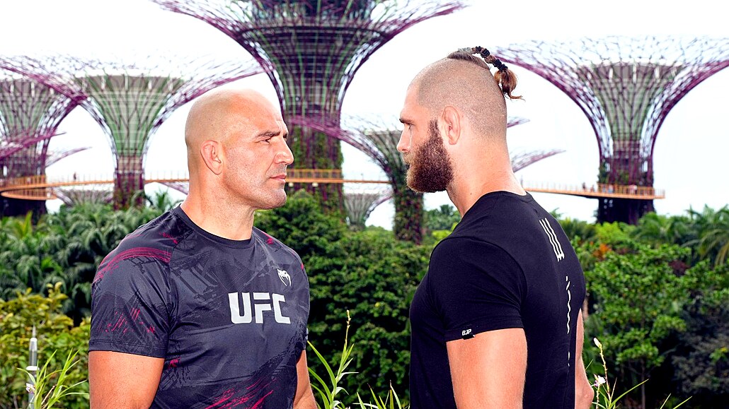 Staredown: Teixeira a Procházka poprvé na míst� �inu, v Singapuru, tvá�i v tvá�.