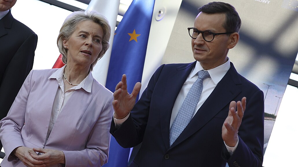 éfka Evropské komise Ursula von der Leyenová a polský premiér Mateusz...