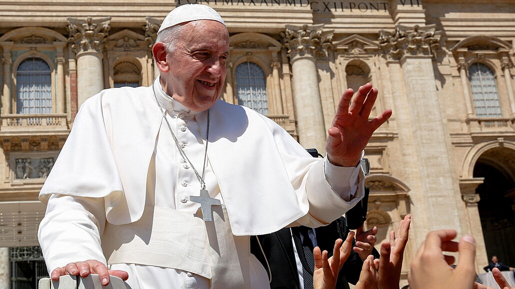 Papež František se zdraví s lidmi po generální audienci ve Vatikánu.