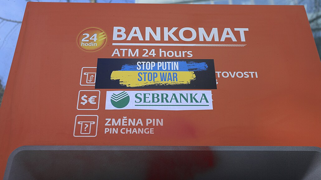 Bankomat Sberbank pomalovaný protiválenými nápisy