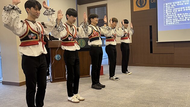 Korejští studenti tancujou polku