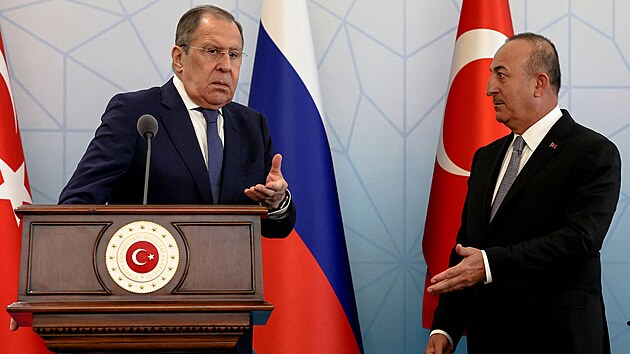 Schzka v Ankae. Ruský ministr zahranií Lavrov (vlevo) jednal se svým...