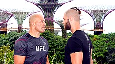 Staredown: Teixeira a Procházka poprvé na míst inu, v Singapuru, tvái v tvá.