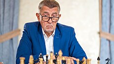 Expremiér Andrej Babi� se dr�el ve h�e pom�rn� dlouho, ne� padl.