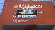 Bankomat Sberbank pomalovaný protiválečnými nápisy | na serveru Lidovky.cz | aktuální zprávy