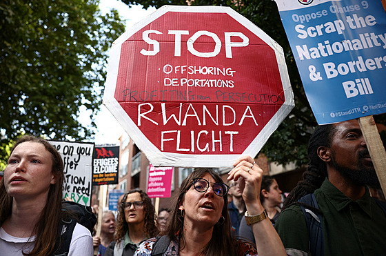 Zastavte let do Rwandy, stálo bhem pondlních protest na mnoha transparentech...