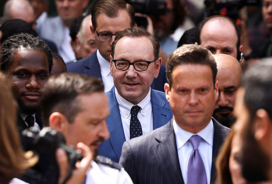 Americký herec Kevin Spacey odchází od soudu v Londýn�