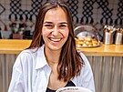 V její restauraci Barva, kde bude modrá a lutá pevládat na run vyívaných...