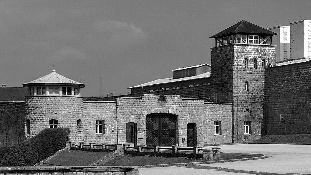 Koncentraní tábor Mauthausen, kde bylo od 24. íjna 1942 postupn zavradno...
