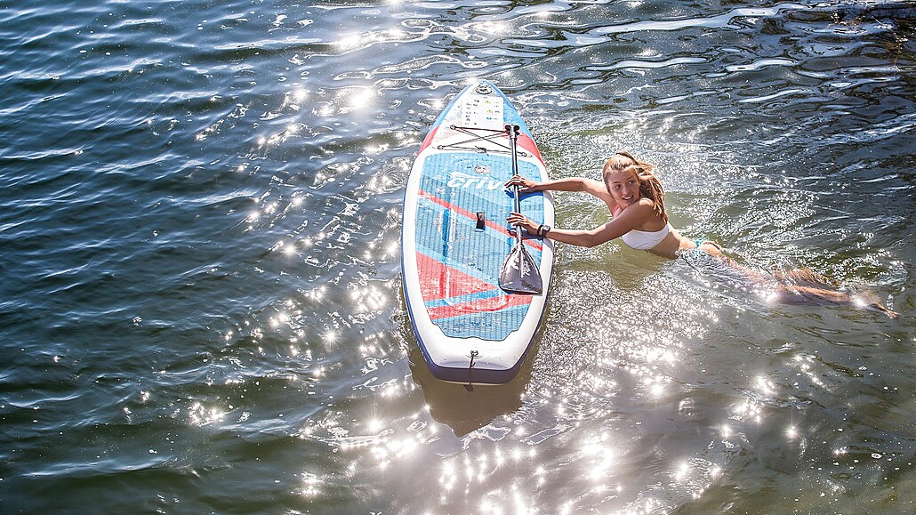 Popularity jední na paddleboardech v esku stoupá. Na snímku koupání na...