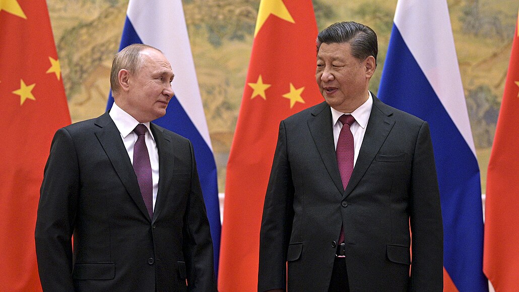To ještě vládly úsměvy. Prezidenti Číny a Ruska Si Ťin-pching (vpravo) a...