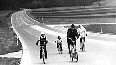 Prázdné silnice byly čtyři dny kvůli zákazu ježdění v listopadu 1973. Na snímku... | na serveru Lidovky.cz | aktuální zprávy
