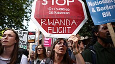 Zastavte let do Rwandy, stálo během pondělních protestů na mnoha transparentech...