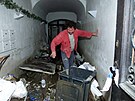 Odpadky a zniené vci na chodb vytopeného domu na Malé Stran.