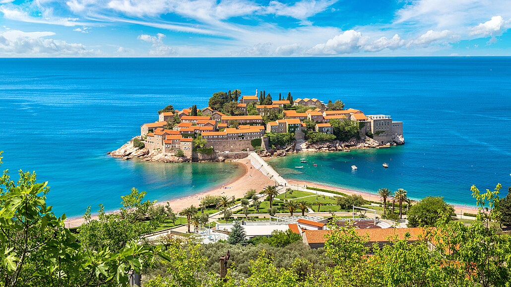 Malebný ostrov Sveti Stefan patí mezi nejkrásnjí místa Budvanské riviéry